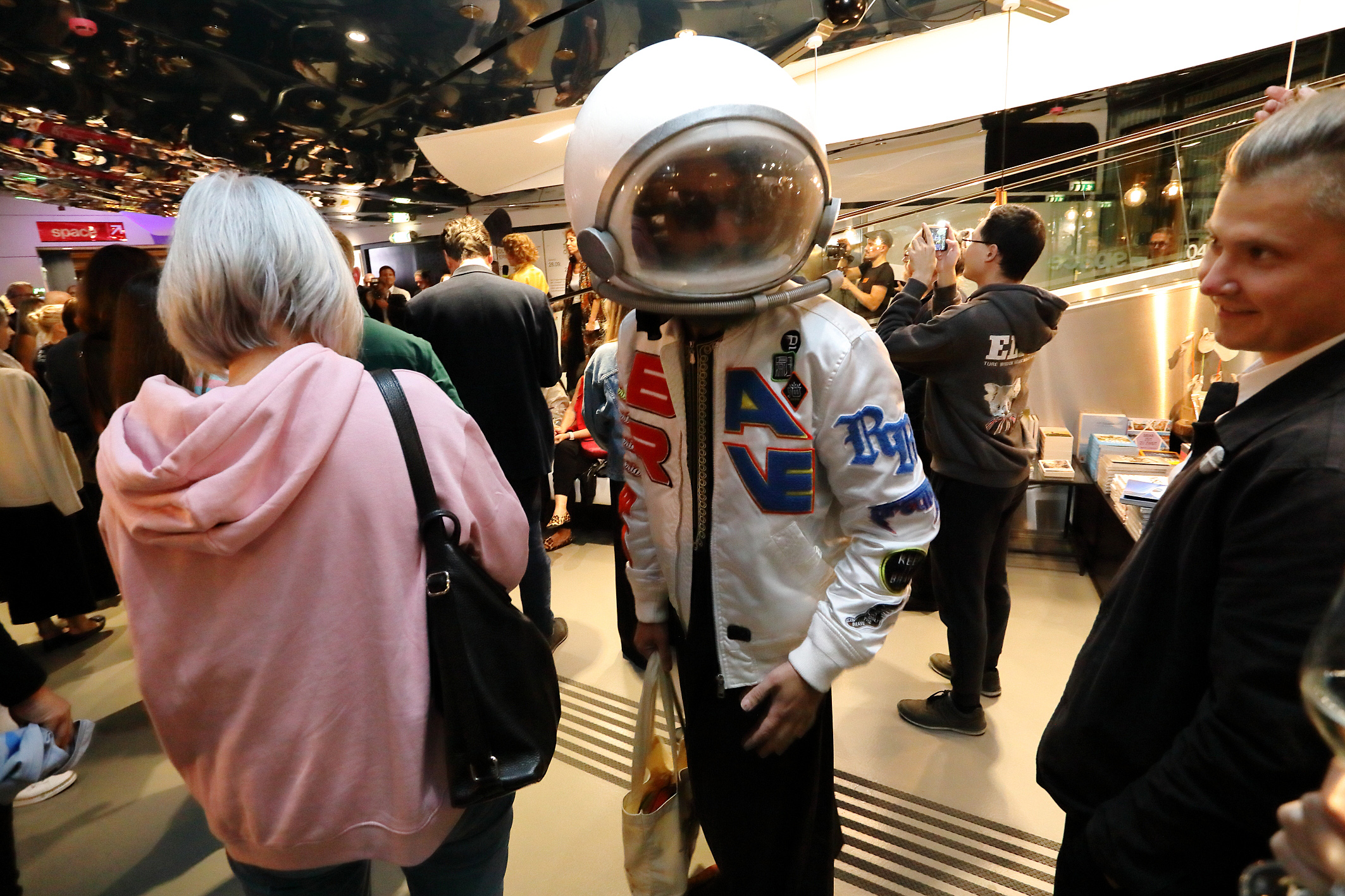 Ein handlesender Astronaut im Friendly Alien.