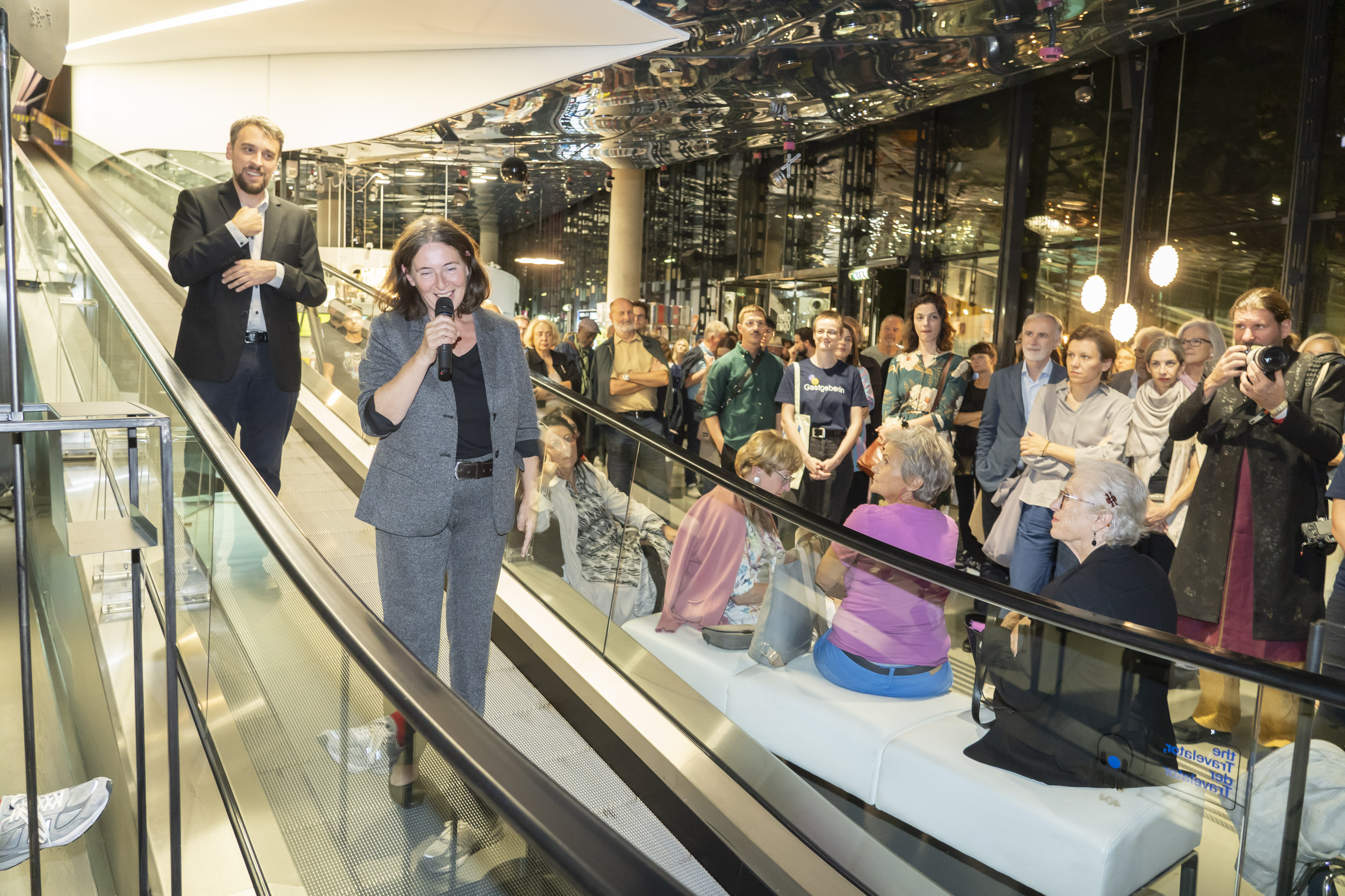 "Alles Gute!" Bürgermeisterin Elke Kahr gratuliert dem Kunsthaus zum 20. Geburtstag.