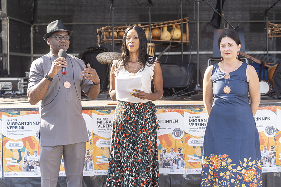 Die Organisator:innen vom Migrant:innenbeirat, Irina Karamarković (r.) und Will Eyawo, mit Moderatorin Pauline Riesel-Soumaré von der Antidiskriminierungsstelle Steiermark.