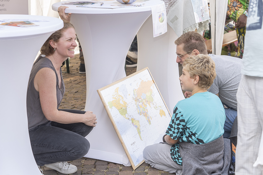 Großes Interesse bei großen und kleinen Besucher:innen.