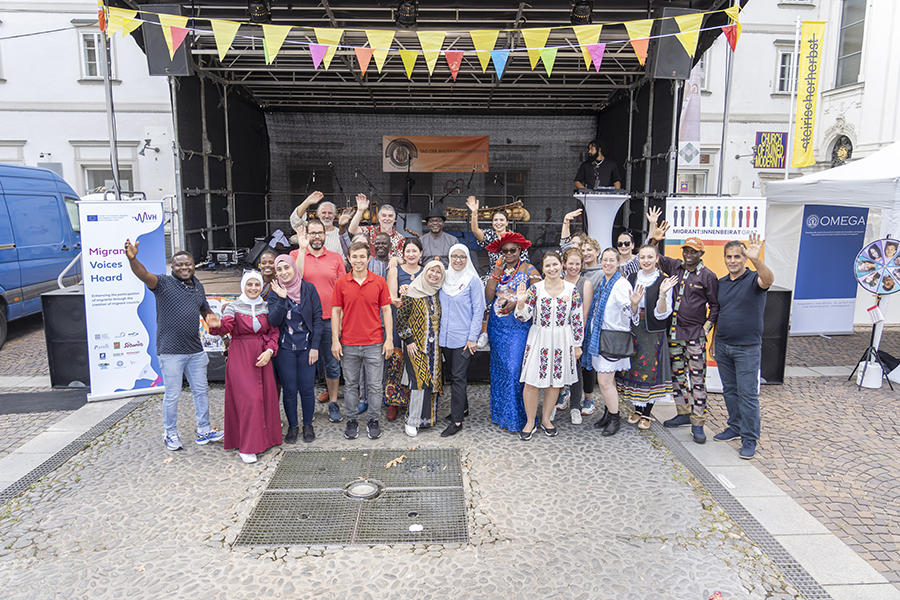 Große Eröffnung des Festes mit Shooting vor der Bühne.