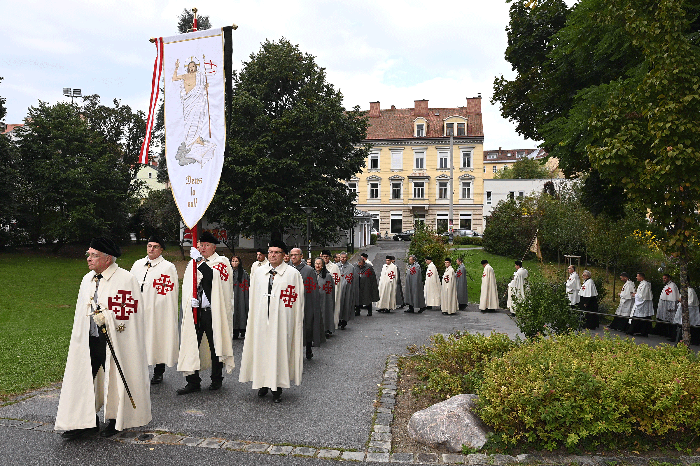 Die Ritter und Damen ziehen mit Fahne zu ihrer jährlichen Hauptfeier in die Grazer Herz Jesu-Kirche ein.