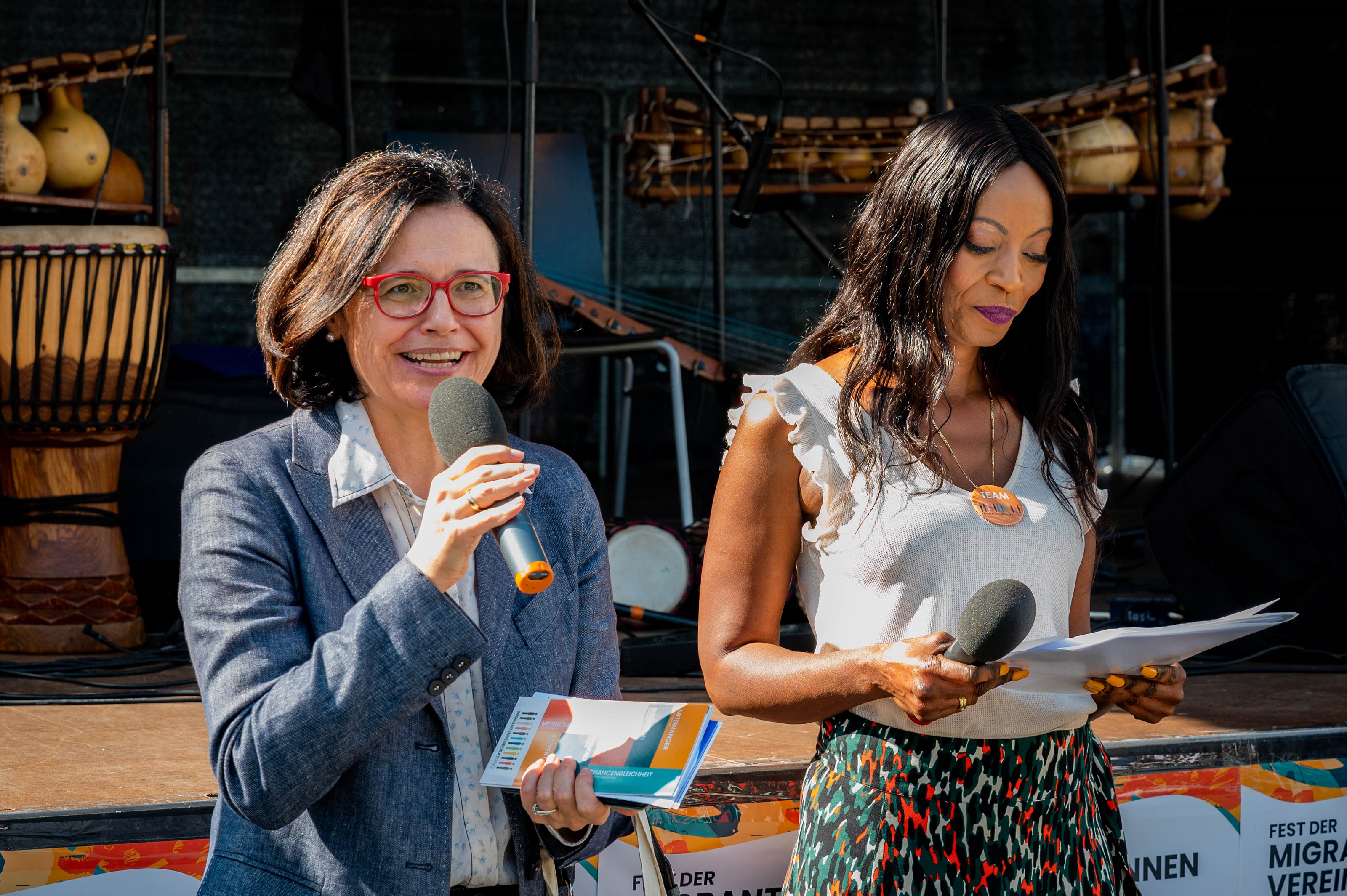 Lantagsabgeordnete Sandra Holasek, Moderatorin Pauline Riesel-Soumaré