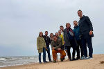 Noch einmal durchschnaufen: Die Delegation am Strand von Riga.