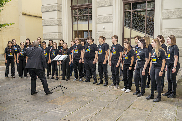 Proben im Rathaus-Innenhof für den großen Auftritt im Gemeinderatssaal: HIB.art.chor mit Leiterin Maria Fürntratt. © Stadt Graz/Fischer Proben im Rathaus-Innenhof für den großen Auftritt im Gemeinderatssaal: HIB.art.chor mit Leiterin Maria Fürntratt.