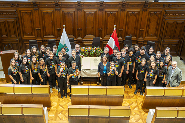 Gruppenbild im Gemeinderatssaal.