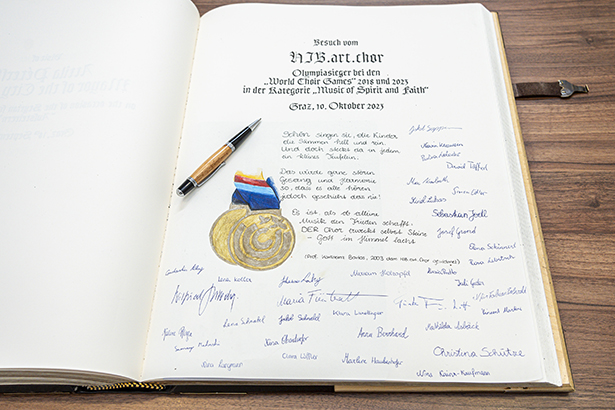 Endergebnis: Die gezeichneten Medaillen, alle Unterschriften und ein Gedicht im Goldenen Buch der Stadt Graz. © Stadt Graz/Fischer Endergebnis: Die gezeichneten Medaillen, alle Unterschriften und ein Gedicht im Goldenen Buch der Stadt Graz.