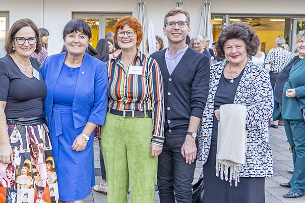 Anita Adamiczek (l.) und Christine Hirtl (3. v. l.) feierten gestern mit Stadtrat Robert Krotzer, Gemeinderätin Sissi Potzinger (r.) und Manuela Khom, Präsidentin Landtag Steiermark (2. v. l.)Krotzer, Sissi Potzinger und 