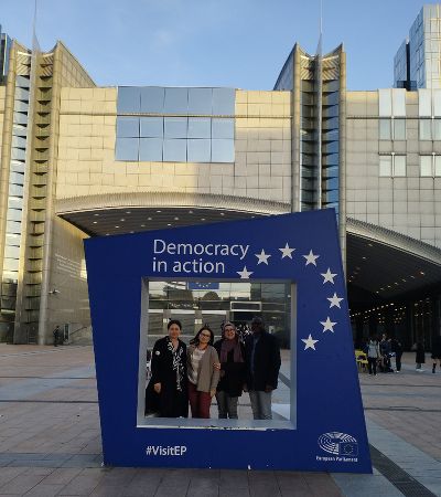 Irina Karamarković, Galyna Skotnik, Senida Alibegović und Godswill Eyawo vor dem EU Parlament in Brüssel