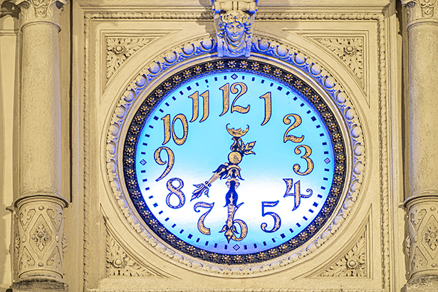 Die Uhr am Rathaus in blau-weiß Licht als Zeichen der Solidarität mit Israel. © Stadt Graz/Fischer Die Uhr am Rathaus in blau-weiß Licht als Zeichen der Solidarität mit Israel.