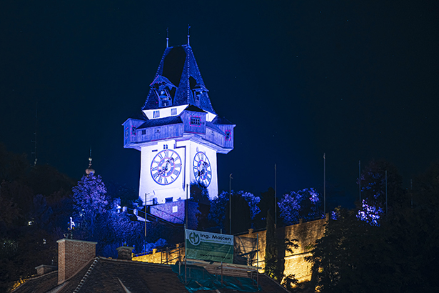 Der Uhrturm in blau und weißen Farbton als Zeichen der Solidarität mit Israel. © Stadt Graz/Fischer Der Uhrturm in blau und weißen Farbton als Zeichen der Solidarität mit Israel.
