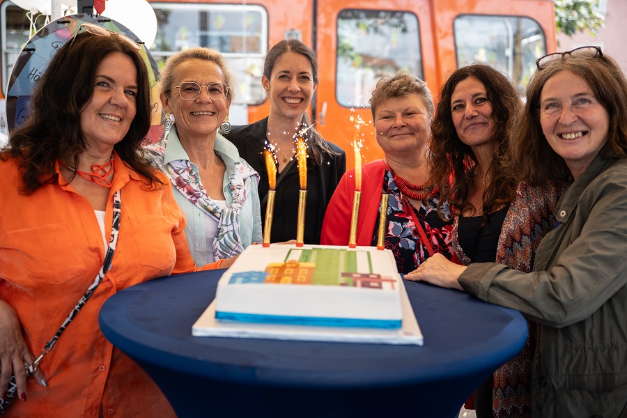 Das Team der WOIST (v.l.: Marianne Weiß, Astrid Glauninger, Karin Hauder, Barbara Horst und Patricia Peer) mit Bürgermeisterin Elke Kahr bei der Jubiläumsfeier „40 Jahre WOIST“ im Juni 2023.