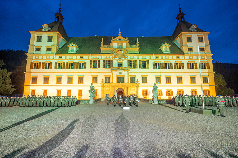 Angelobung vor dem Schloss Eggenberg. Klicken Sie sich durch die Bilder!