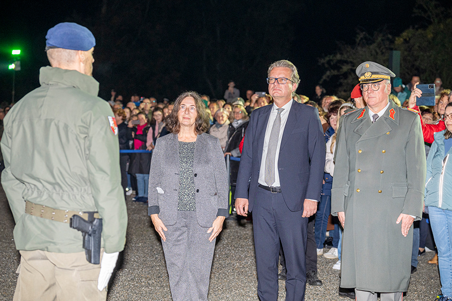 Angelobung vor dem Schloss Eggenberg. Klicken Sie sich durch die Bilder!