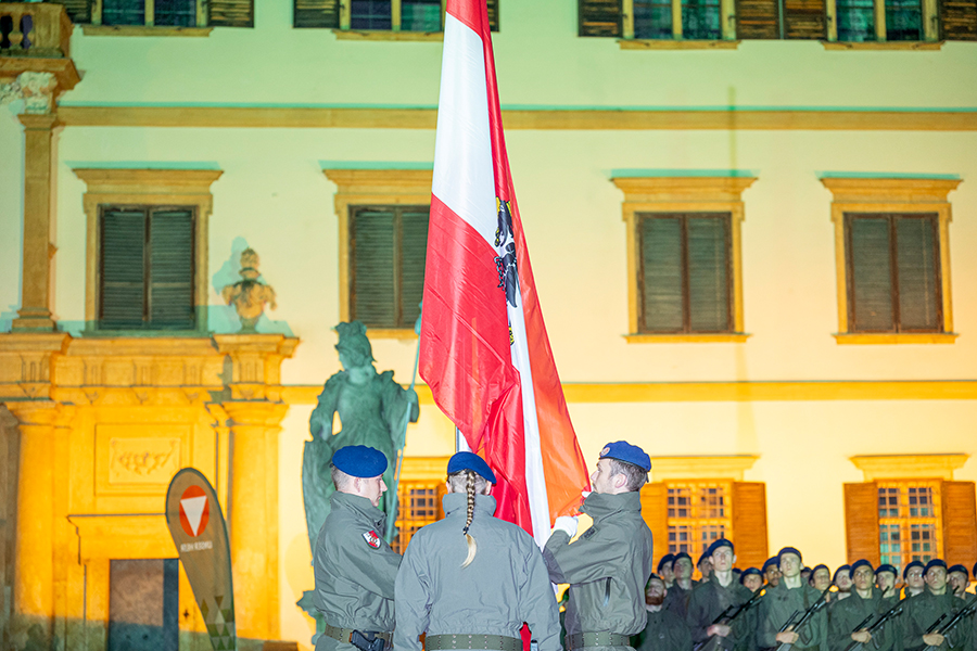 Angelobung vor dem Schloss Eggenberg. Klicken Sie sich durch die Bilder!