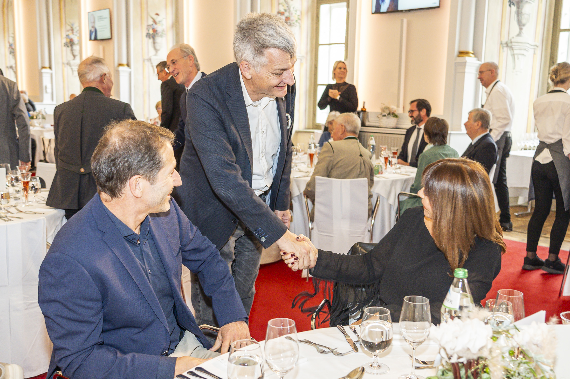 Stadtrat Manfred Eber begrüßt den ehemaligen Nationalteamtrainer Franco Foda und seine Gattin Andrea.