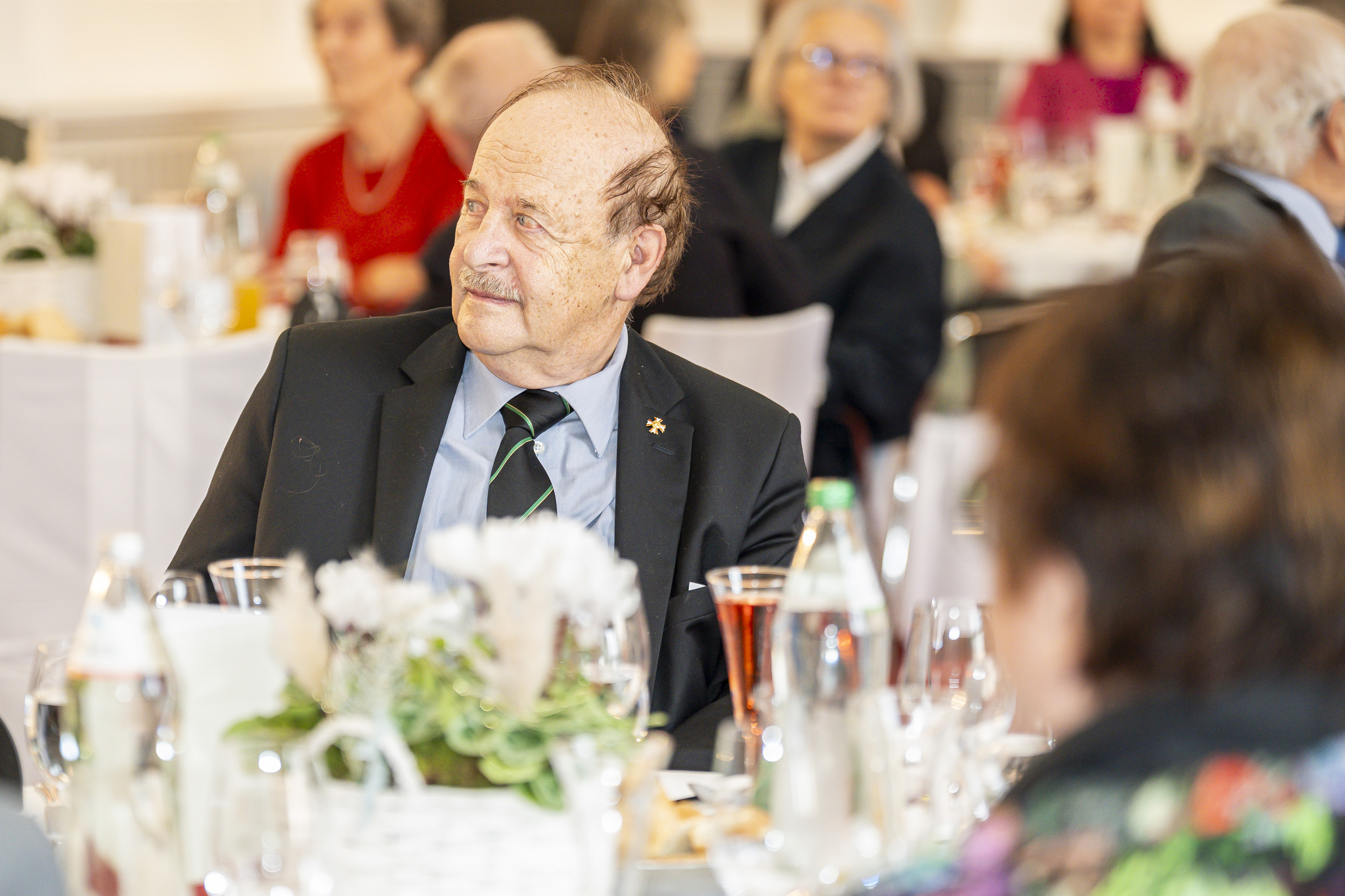 Graz-Historiker Karl Albrecht Kubinzky hört gespannt zu.