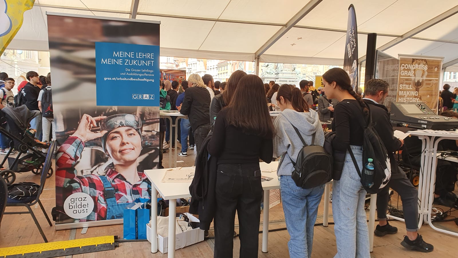 Andrang beim Infostand des Referates Arbeit und Beschäftigung