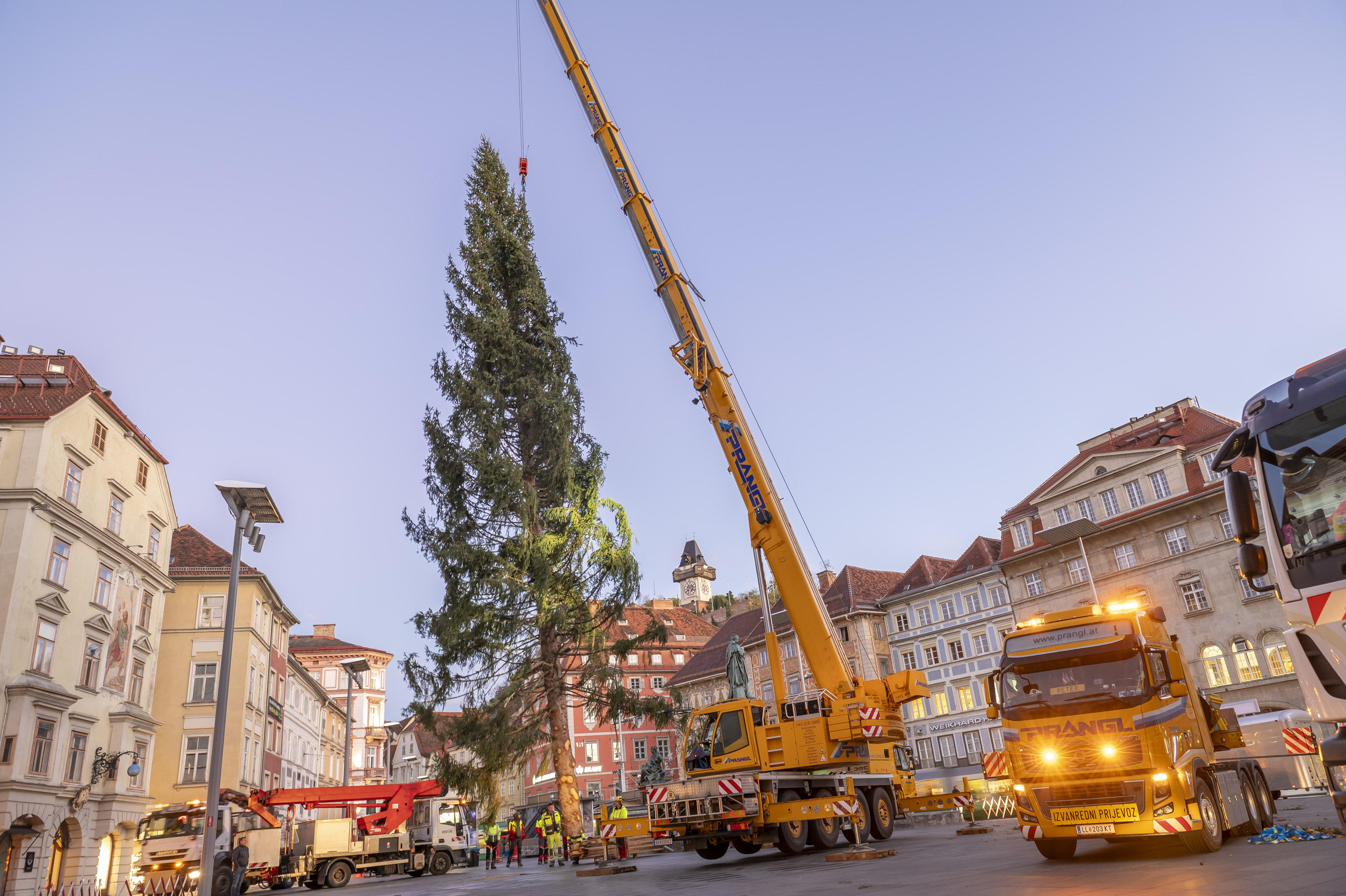 Der Hauptplatz-Christbaum ist da!