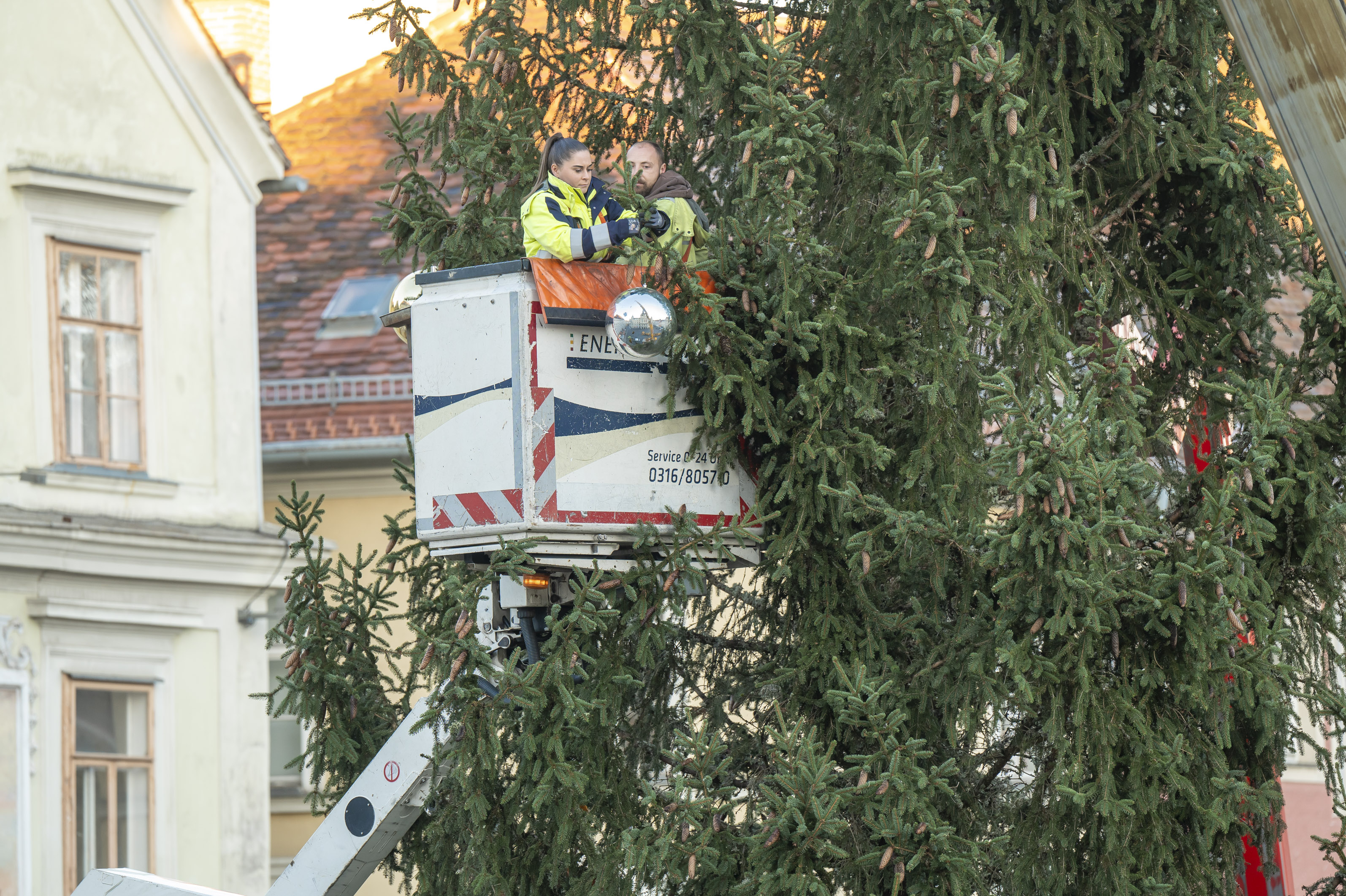 Die Montage und das Schmücken des Baumes erfolgt durch Mitarbeiter:innen der Energie Graz.