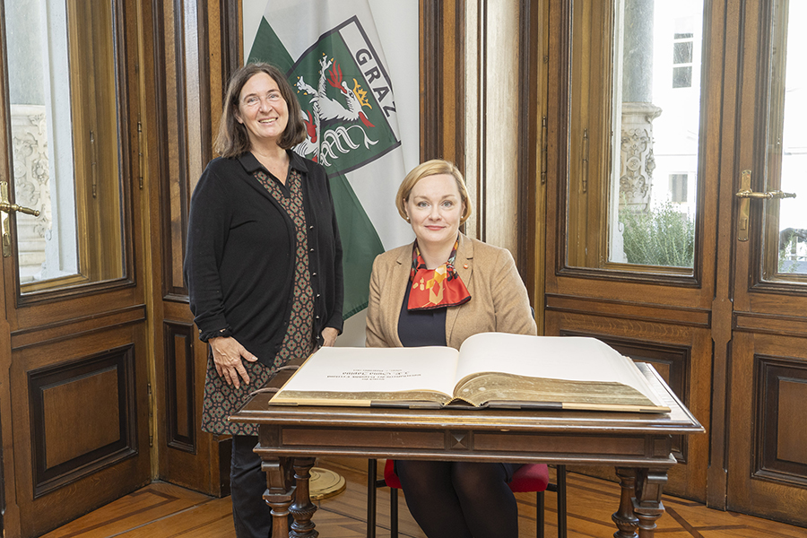 Guna Japiņa, Botschafterin der Republik Lettland, trug sich im Beisein von Bürgermeisterin Elke Kahr ins Goldene Buch der Stadt ein.