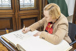 Lettische Botschafterin trägt sich ins Goldene Buch der Stadt ein.