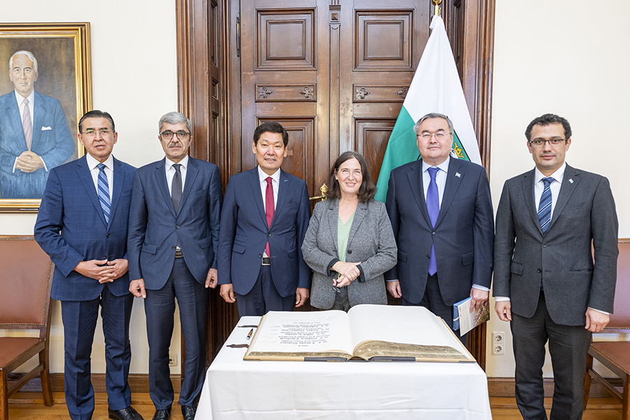 Bürgermeisterin Elke Kahr begrüßte fünf zentralasiatische Botschafter im Rathaus: v. l. Bakhtiyor Ibragimov (Usbekistan), Idibek Kalandar (Tadschikistan), Delegationsleiter Tolendy Makeyev (Kirgisische Republik), Mukhtar Tileuberdi (Kasachstan) und Hemra Amannazarov (Turkmenistan).