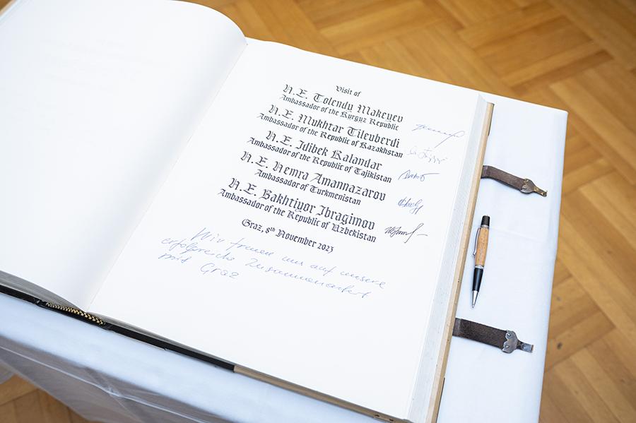 Die Botschafter verewigten sich im Goldenen Buch der Stadt Graz.