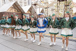 Die Gardemädchen beim Tanz am Grazer Hauptplatz.