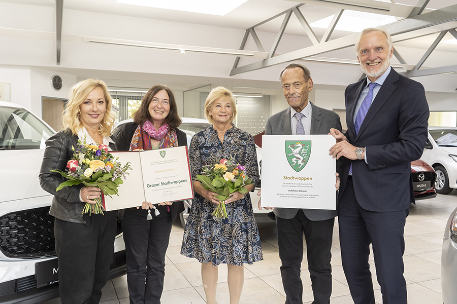 Sind stolz darauf, das Grazer Stadtwappen tragen zu dürfen: Sabine Koncar (GF Auto Koncar, l.) mit Vater und Firmengründer Herbert Koncar (2. v. r.) und Mutter Helga (3. v. r.). Bürgermeisterin Elke Kahr und Stadtrat Günter Riegler gratulierten.