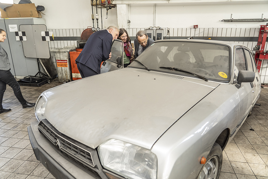 Werkführung durchs Autohaus - hier ein 40 Jahre alter Citroën GSA, der für Herbert Koncar großen Nostalgiewert hat. Zur Zeit wird das Fahrzeug in der Werkstatt generalsaniert.