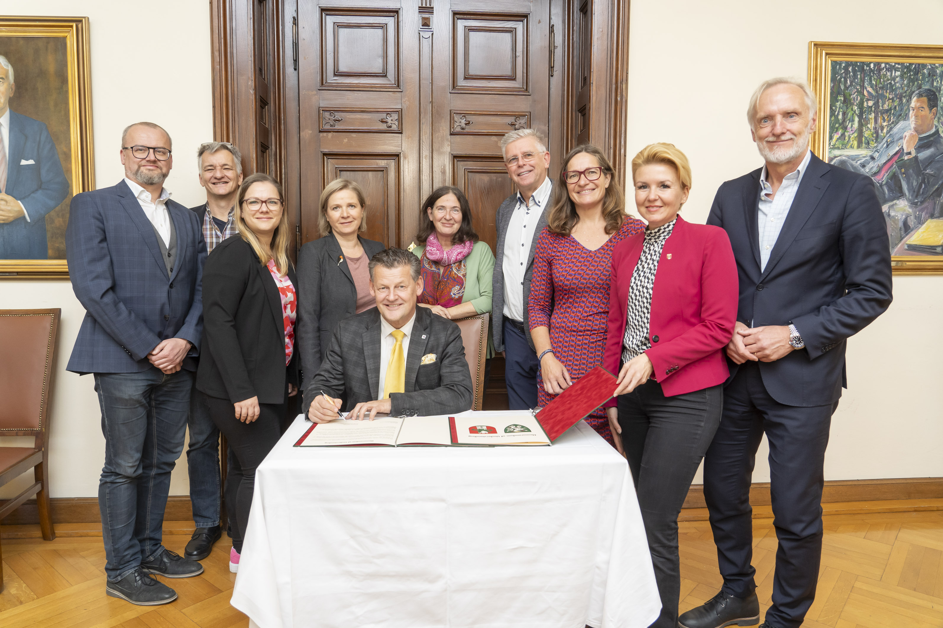 Doppelte Arbeit für den Klagenfurter Bürgermeister Christian Scheider: Er unterzeichnete das Memorandum sowie das Goldene Buch der Stadt Graz.