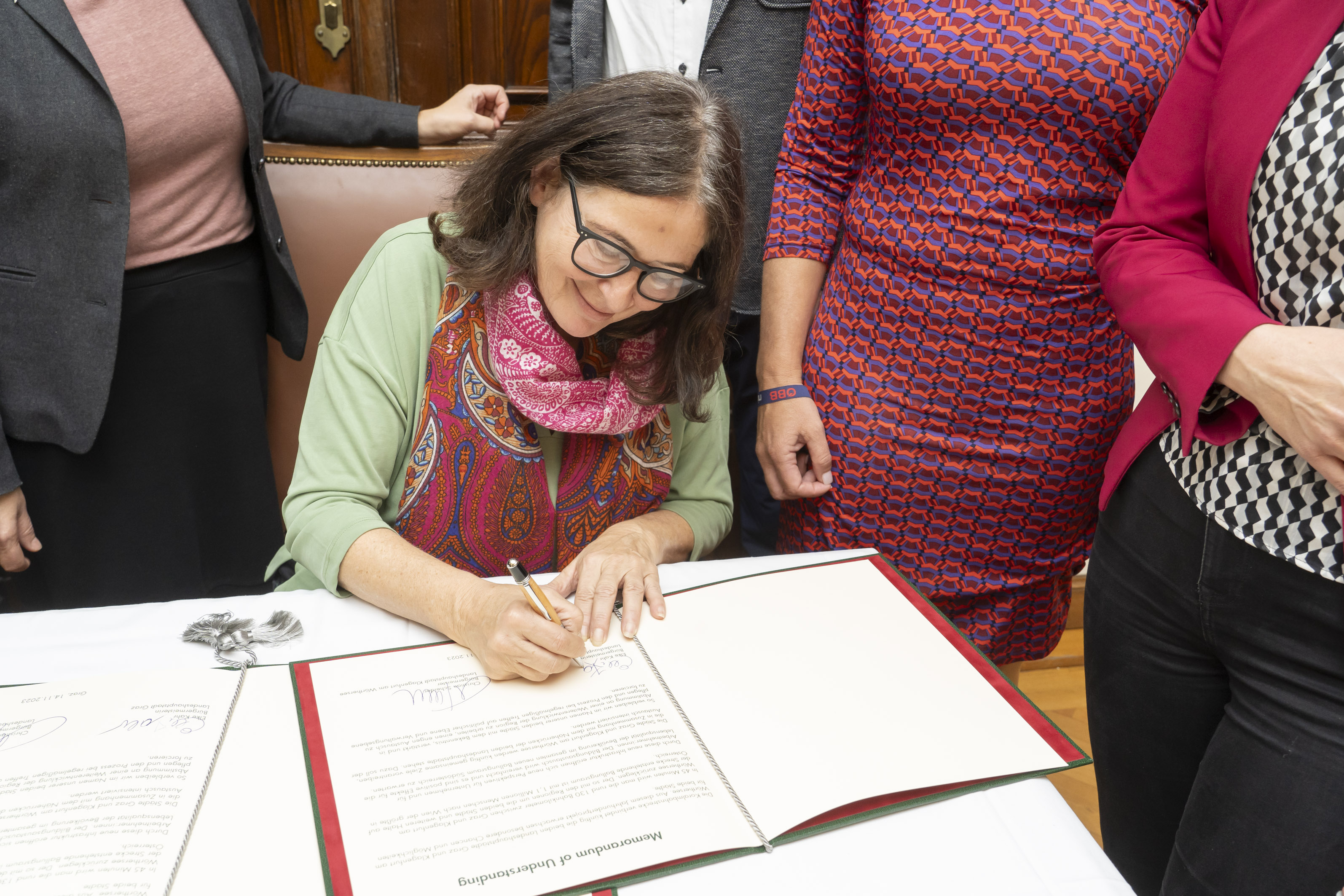 Bürgermeisterin Kahr bei der Unterzeichnung des Memorandums