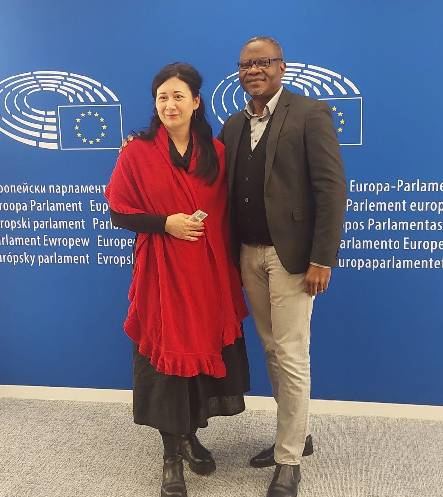 Irina Karamarković und Godswill Eyawo im EU Parlalment in Brüssel