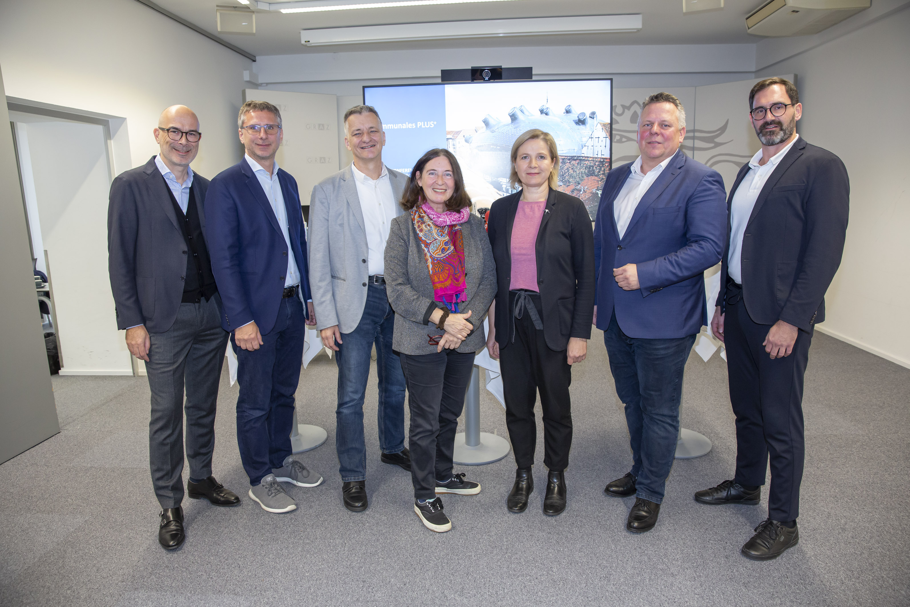 Pressekonferenz zum Thema "Kommunales Plus": Peter Pilz (BDO), Magistratsdirektor Martin Haidvogl, Stadtrat Manfred Eber, Bürgermeisterin Elke Kahr, Vizebürgermeisterin Judith Schwentner, Klubobmann Michael Ehmann und Finanzdirektor Johannes Müller (v.l.)