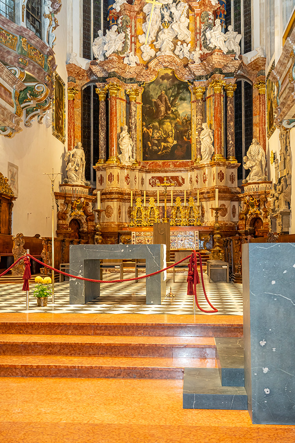 Der Altar wurde erneuert und fügt sich farblich gut in den Raum ein. Der Basaltstein dazu kam von der Seiseralm. Der Abstand zwischen Altar bzw. Ambo und den Gläubigen wurde deutlich verringert. 