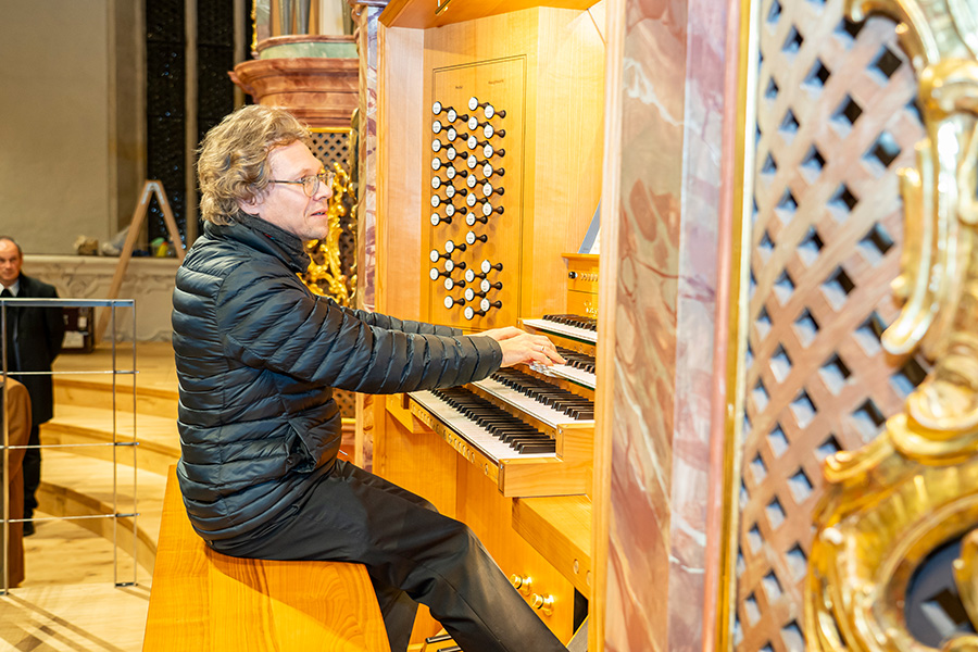 Der Domorganist Christian Iwan stellte gleich die neue Orgel klanglich unter Beweis.