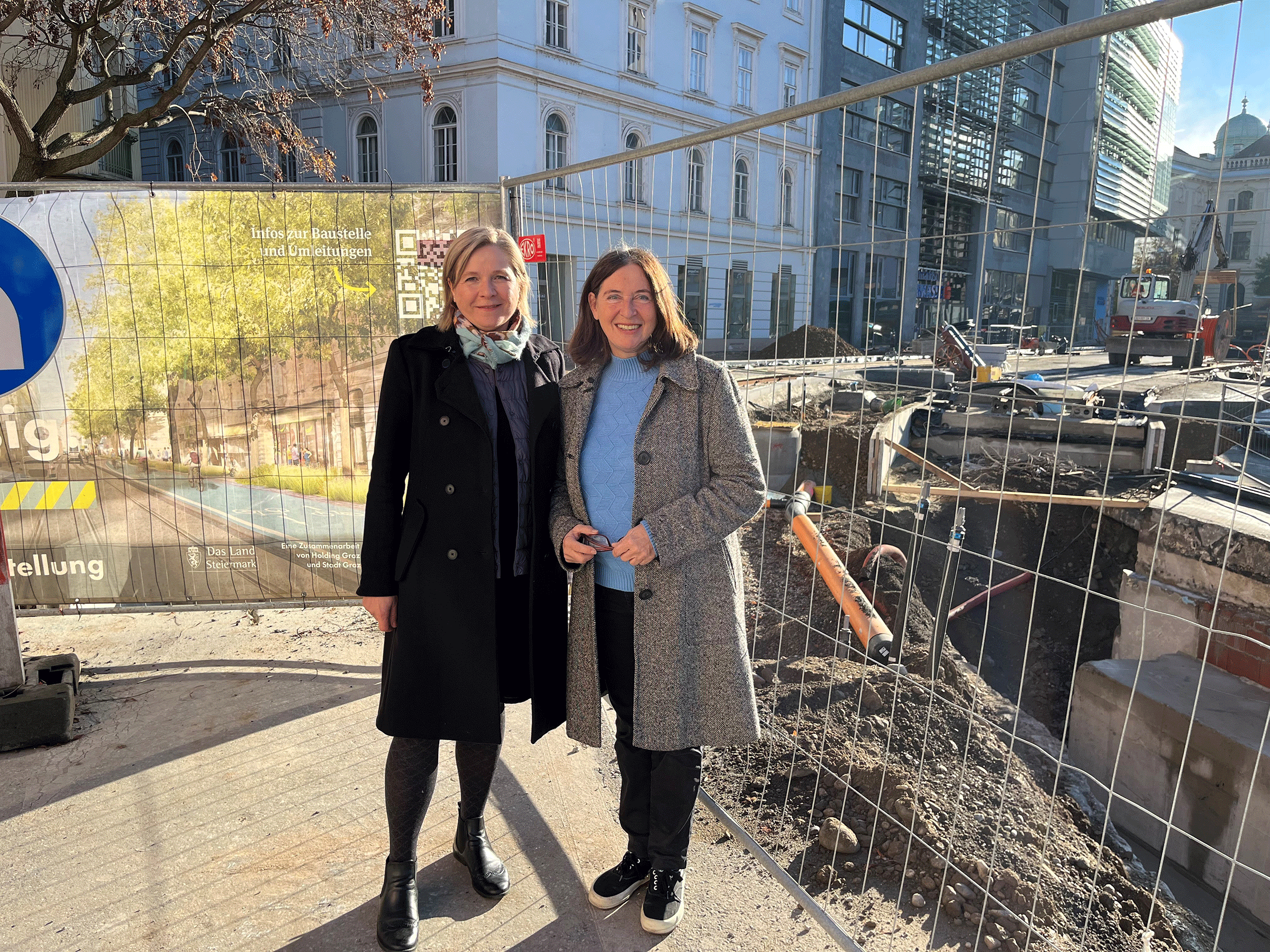 Vizebürgermeisterin Judith Schwentner und Bürgermeisterin Elke Kahr begrüßen die Förderung des Bundes für den Ausbau des Grazer Straßenbahnnetzes. © MM Vizebürgermeisterin Judith Schwentner und Bürgermeisterin Elke Kahr begrüßen die Förderung des Bundes für den Ausbau des Grazer Straßenbahnnetzes.