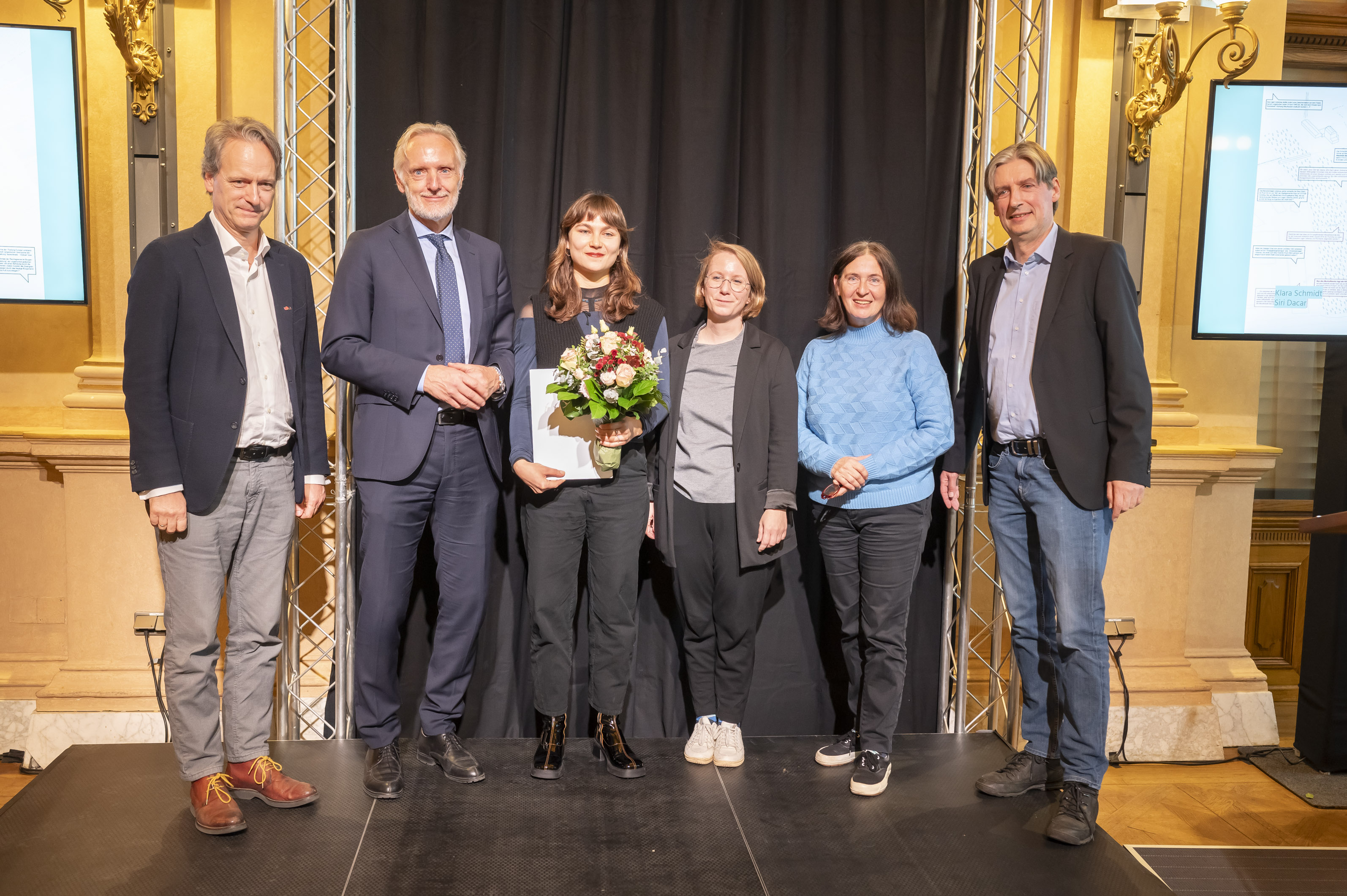Daniel Gethmann, Stadtrat Günter Riegler, Siri Dacar (1. Preis), Eva Maria Hierzer, Bürgermeisterin Elke Kahr, Anselm Wagner (v. l. n. r.) © Stadt Graz/Fischer Daniel Gethmann, Stadtrat Günter Riegler, Siri Dacar (1. Preis), Eva Maria Hierzer, Bürgermeisterin Elke Kahr, Anselm Wagner (v. l. n. r.)