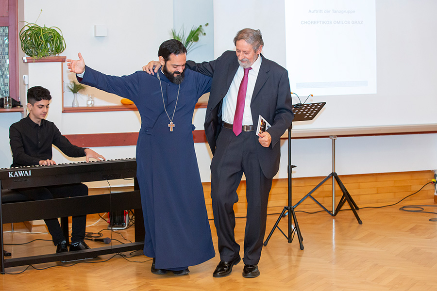 Wo Griechen feiern, wird getanzt: Pater Zafirios Koutelieris (li) schwingt zu den Klängen von Mikis Theodorakis mit Vereinspräsident Risovalis das Tanzbein.