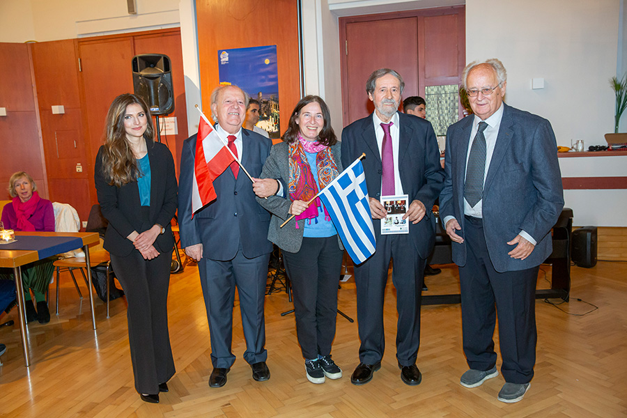 Happy Birthday, Österreichisch-Griechische Gesellschaft! Vl.l.n r: Elli Papazoi, Grigorios Larentzakis, Elke Kahr, Konstantin Risovalis und Kurt Lichem. 