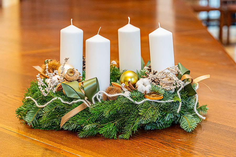 Der Adventkranz wurde heuer in natürlichen Farben gehalten.