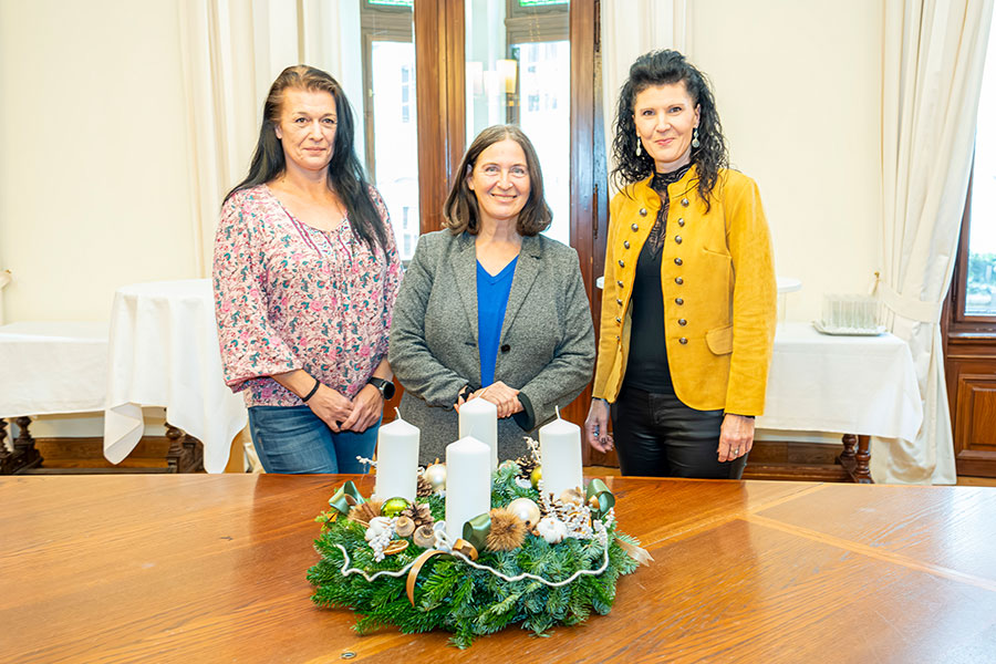 Bürgermeisterin Elke Kahr mit Andrea Mayer (links) und Michaela Rathkolb-Resch (rechts). © Stadt Graz/Fischer Bürgermeisterin Elke Kahr mit Andrea Mayer (links) und Michaela Rathkolb-Resch (rechts).