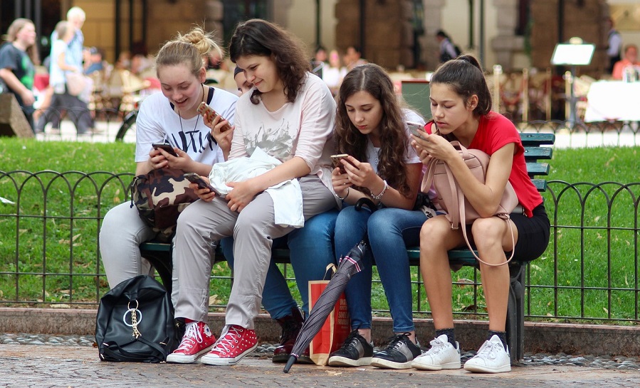 Jugendliche sollten das Handy maximal 2 Stunden am Tag nutzen.