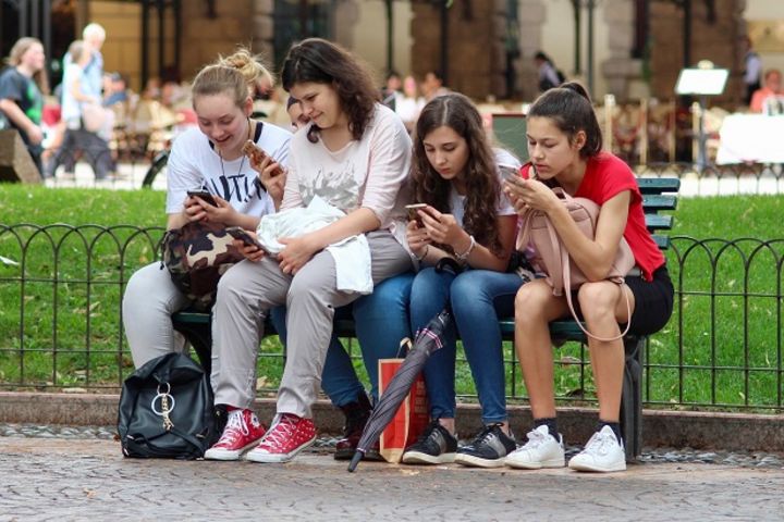Symbolbild: Mädchen mit Mobiltelefonen