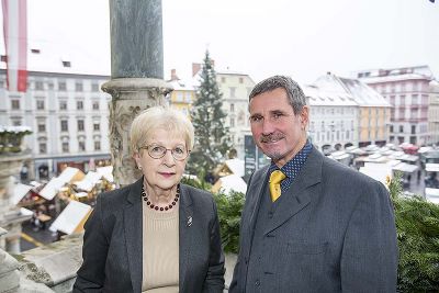 Stolz auf die Fichte vom Loser: Bürgermeister Gerald Loitzl und Fremdenverkehrsvereinsobfrau Marianne Goertz aus Altaussee © Stadt Graz/Fischer Stolz auf die Fichte vom Loser: Bürgermeister Gerald Loitzl und Fremdenverkehrsvereinsobfrau Marianne Goertz aus Altaussee