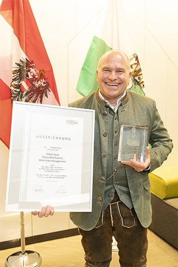Veterinärmanager Klaus Hejny nahm die Auszeichnung freudig entgegen.