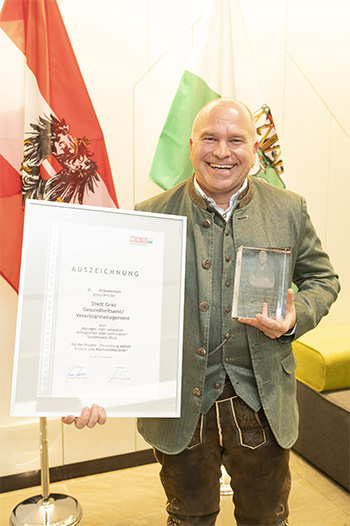 Veterinärmanager Klaus Hejny nahm die Auszeichnung freudig entgegen. © Stadt Graz/Fischer Veterinärmanager Klaus Hejny nahm die Auszeichnung freudig entgegen.