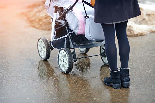 Eisglatte Straßen: Wer wann streuen oder Schneeräumen muss © Adobe Stock Eisglatte Straßen: Wer wann streuen oder Schneeräumen muss