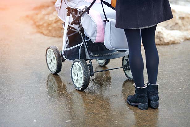 Eisglatte Straßen: Wer wann streuen oder Schneeräumen muss